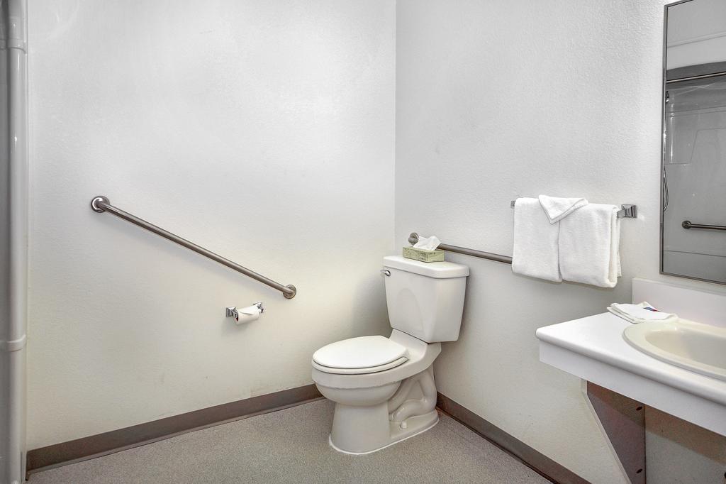 Motel 6-Peterborough, On Номер фото